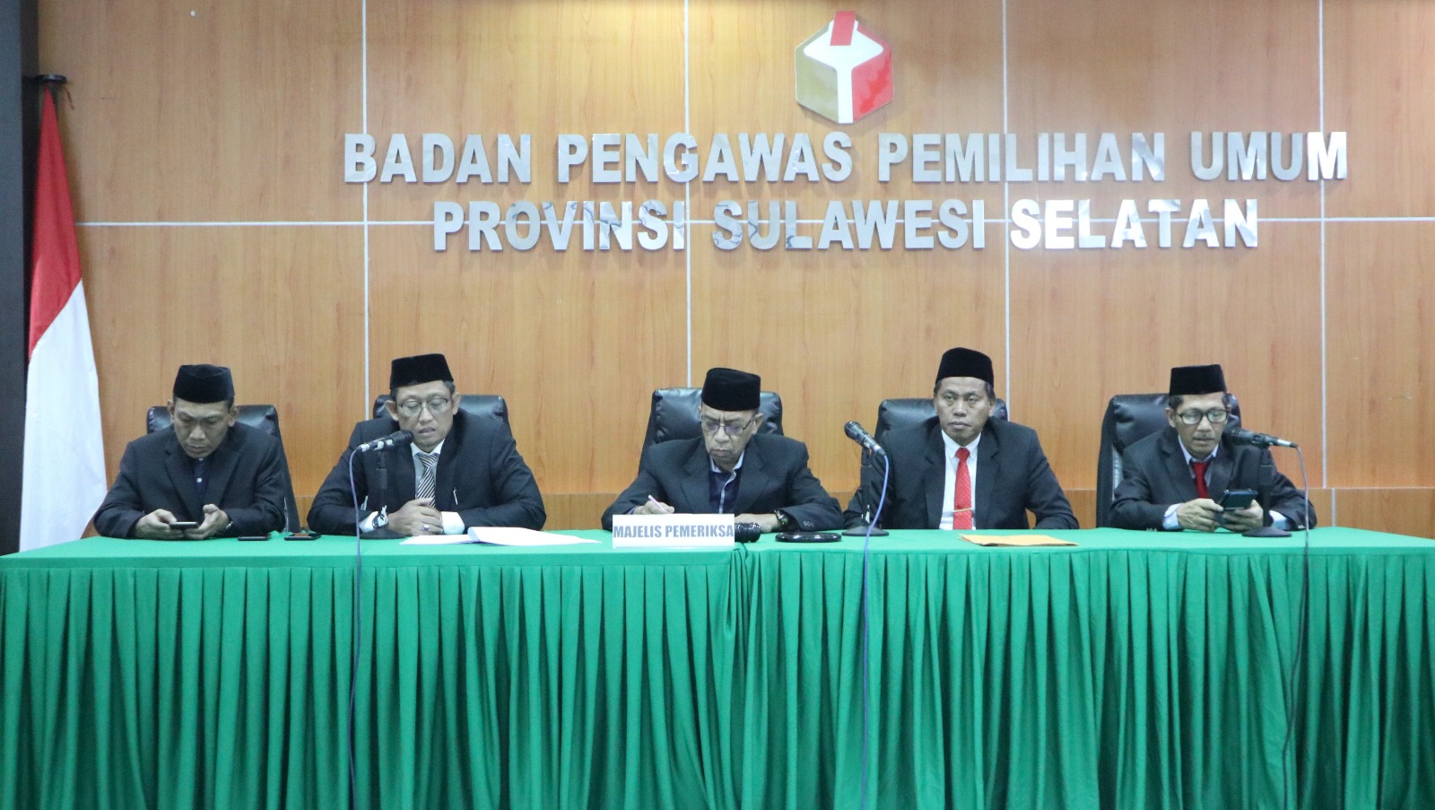 Bawaslu Sulsel Bacakan Putusan Mediasi Tiga Bakal Calon DPD, KPU Sepakat Beri Kesempatan
