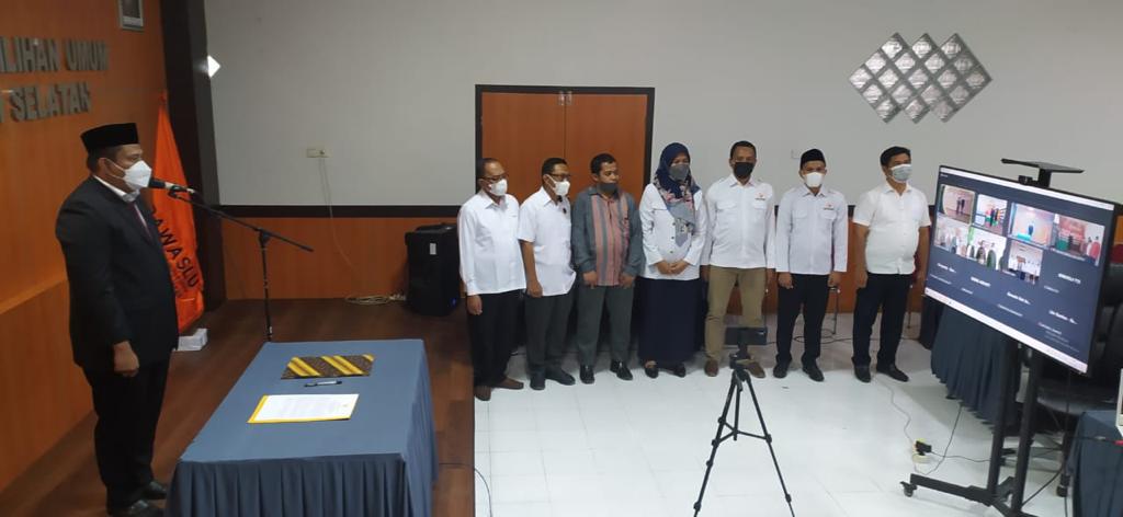 Dede Arwinsyah Dilantik Jadi Anggota Bawaslu Makassar