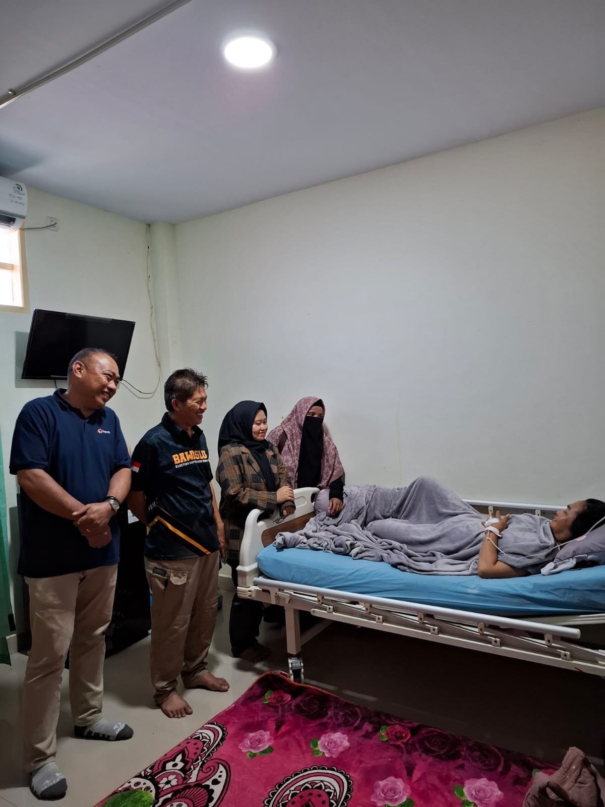 Anggota Bawaslu Sulsel Jenguk Pengawas TPS Korban Kecelakaan Saat PSU di Palopo