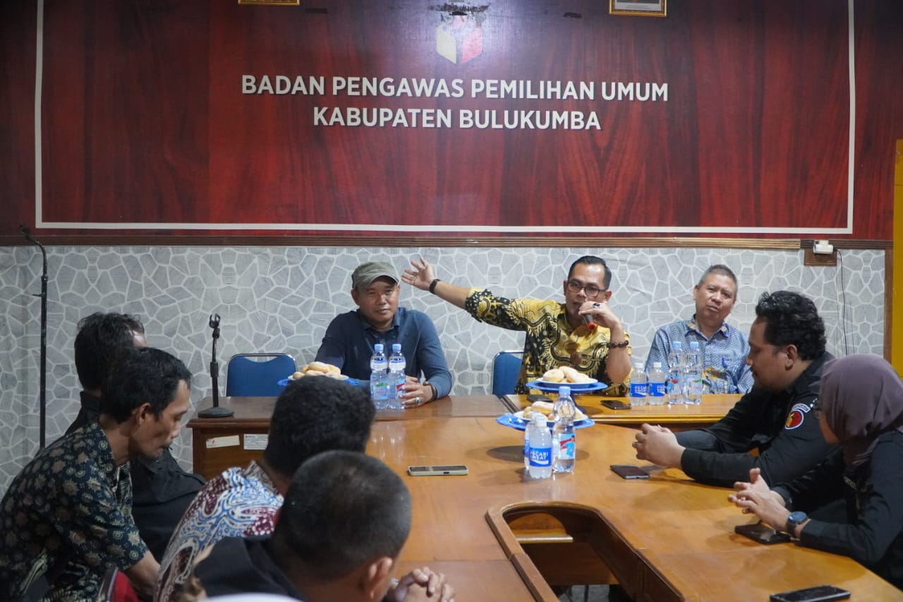 Kunjungi Bawaslu Bulukumba, Awaluddin : Pegawai Bawaslu Harus Menjaga Profesionalisme