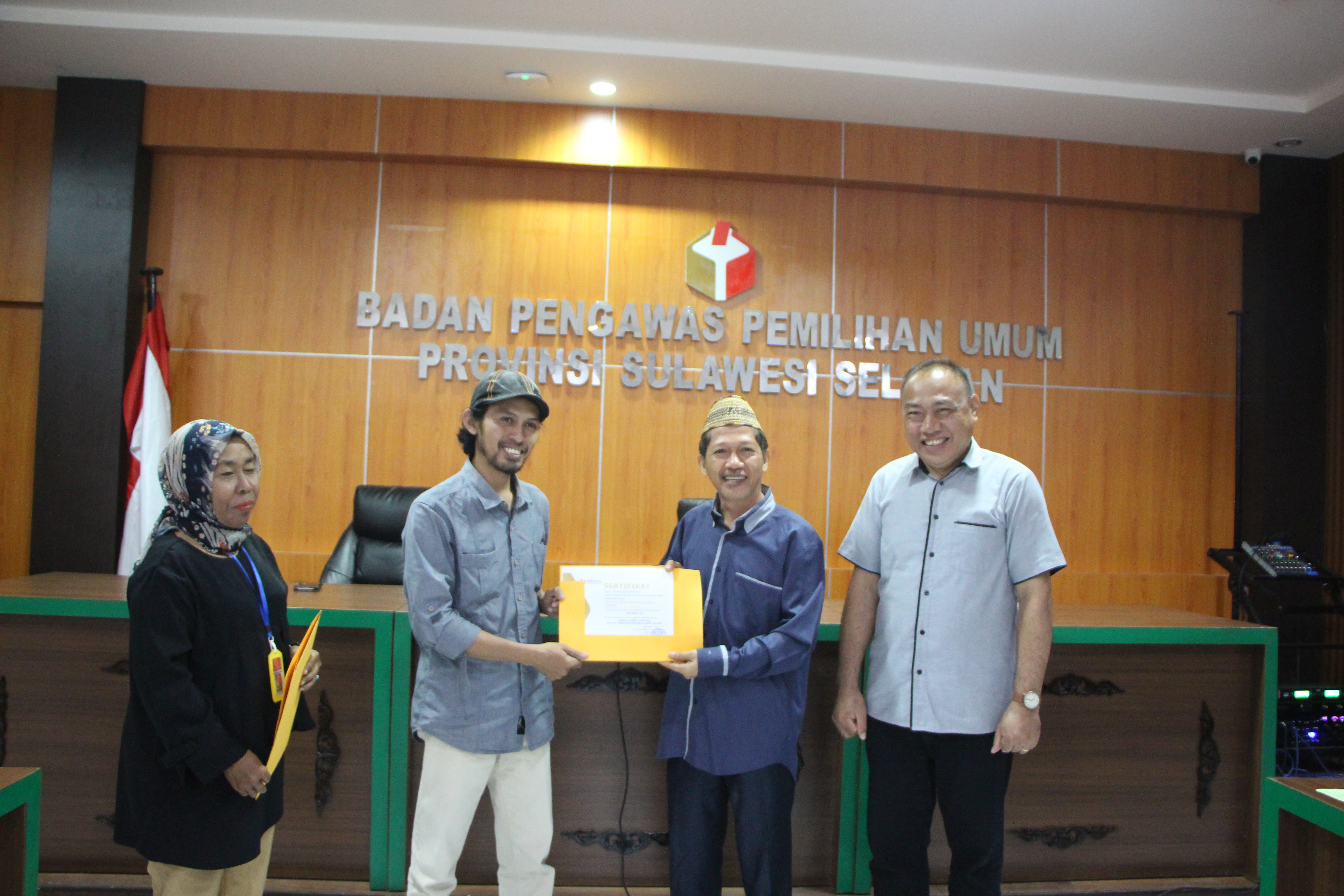 Bawaslu Serahkan Sertifikat Akreditasi Pemantau Pemilu 2024