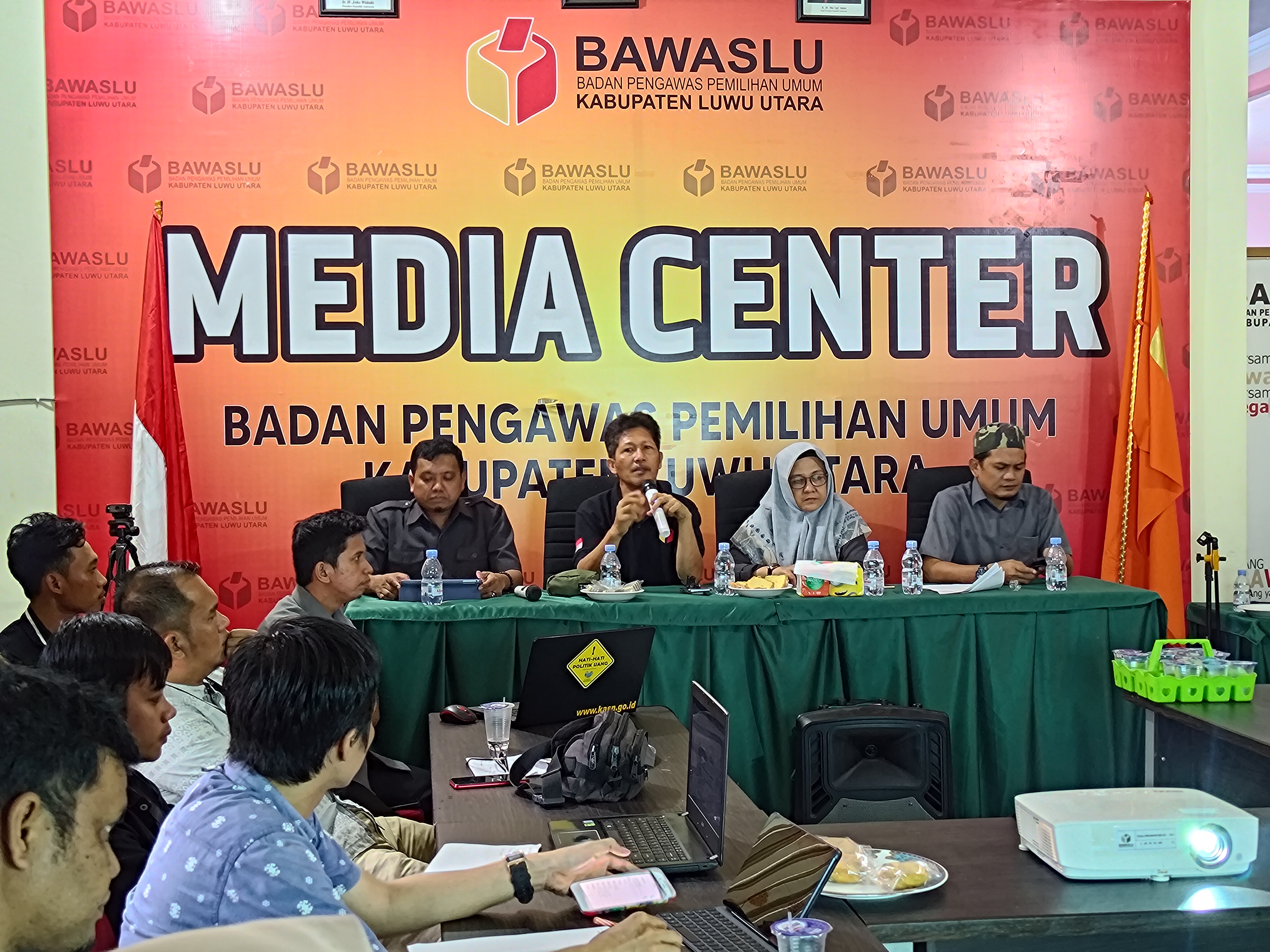 Monitoring Awal Tahun, Saiful Jihad Beri Arahan Jajaran Sekretariat Panwascam di Luwu Utara
