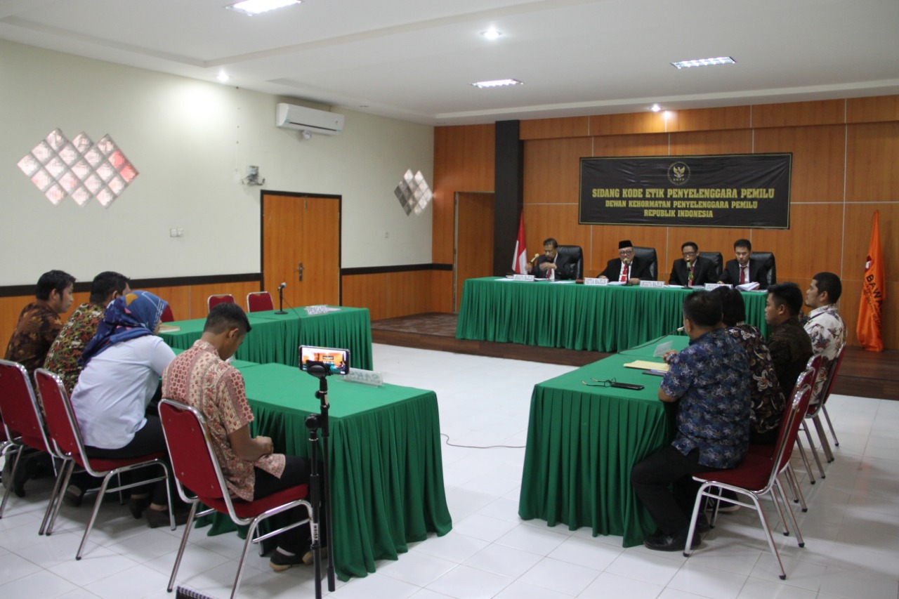 Pengadu Tak Hadir, Sidang Etik untuk KPUD Luwu Ditunda
