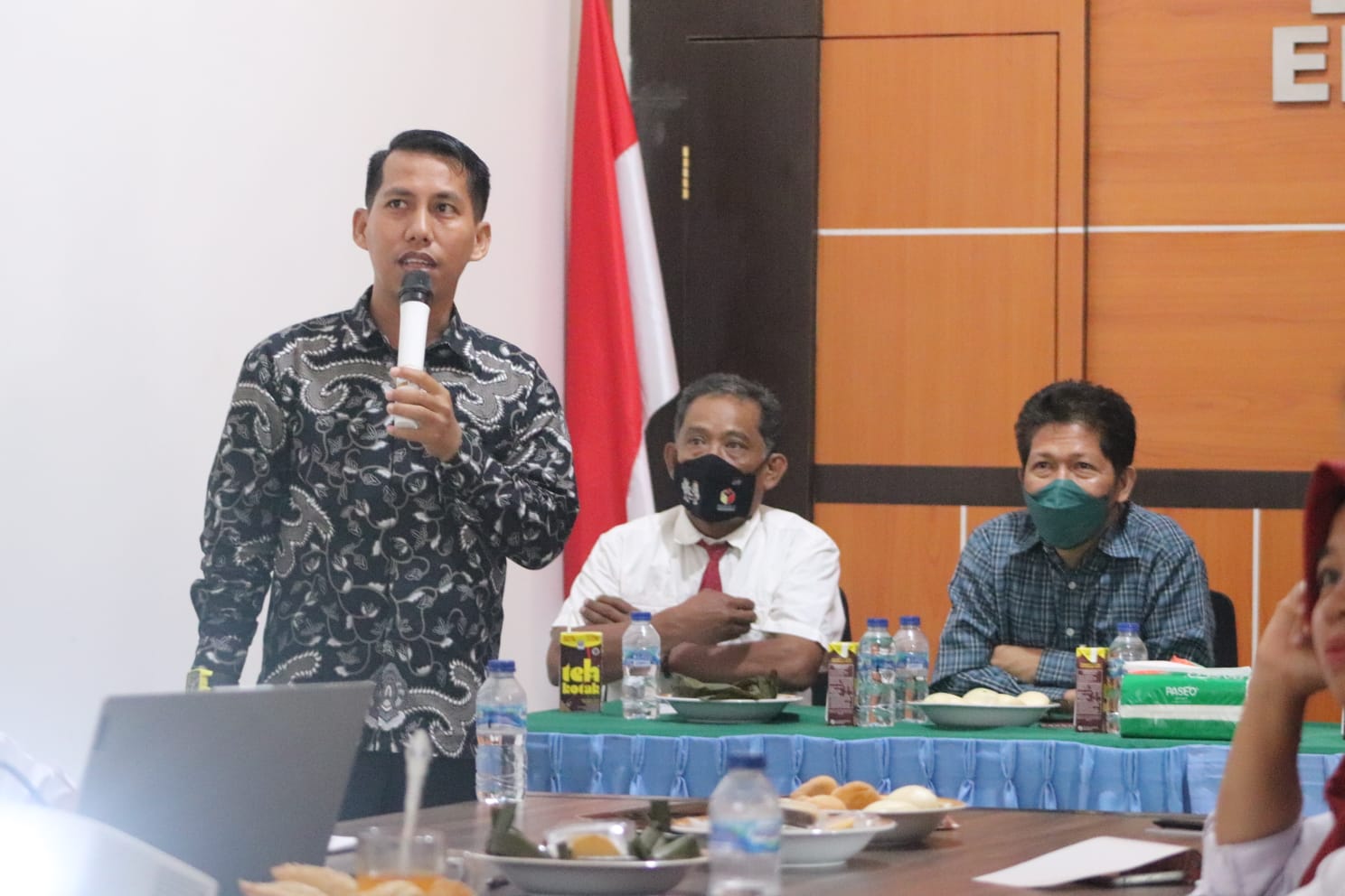 Penguatan Kehumasan, Bawaslu Enrekang Beri Staf Pelatihan Publik Speaking
