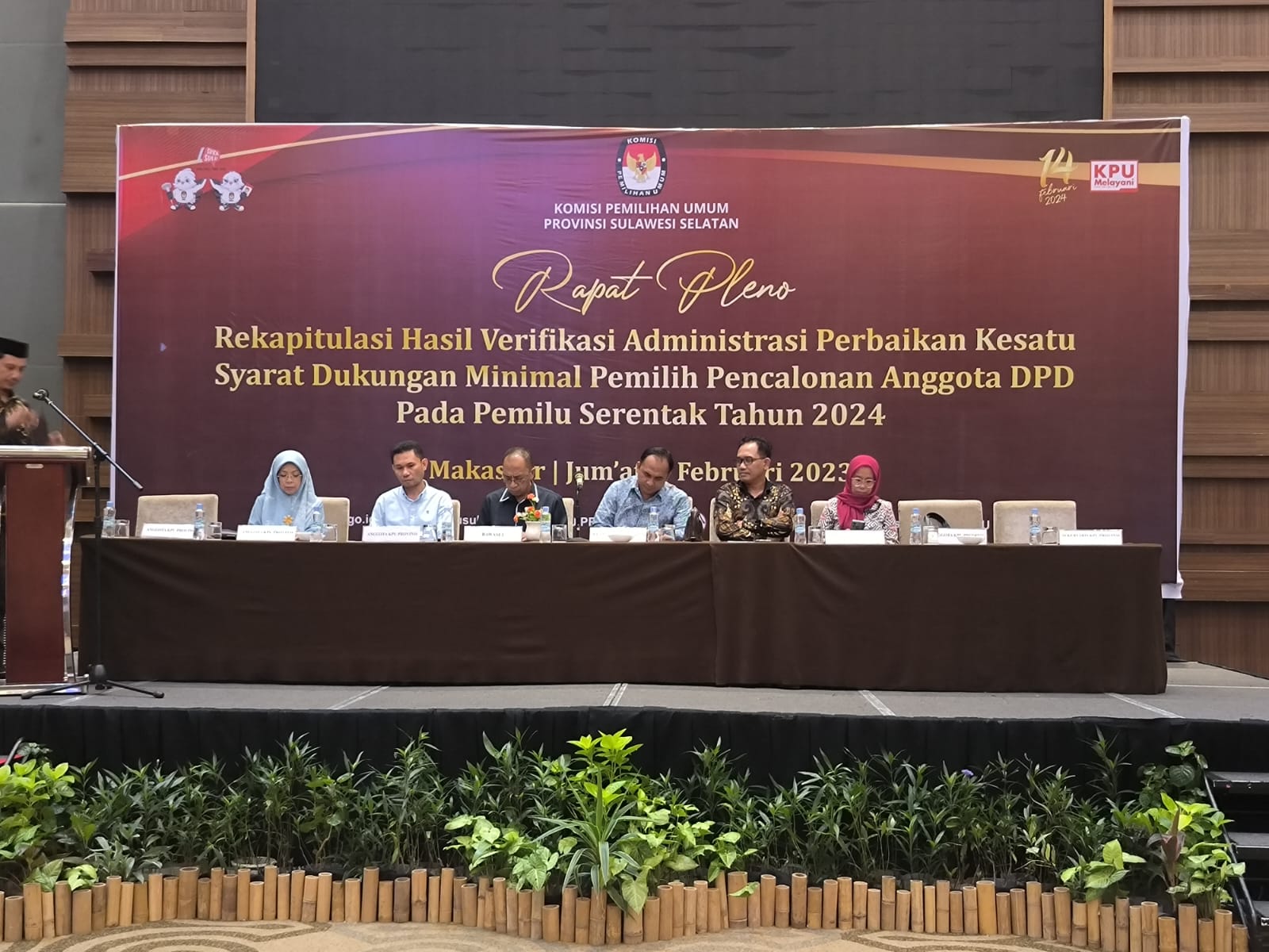 FOTO: Bawaslu Hadiri Rapat Pleno KPU Verifikasi Administrasi Perbaikan Kesatu Pencalonan DPD di Sulsel