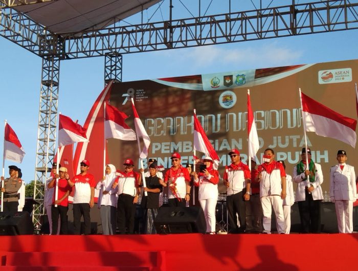 Bawaslu Sulsel Hadiri Gerakan Nasional Pembagian 10 Juta Bendera Merah Putih di Bira