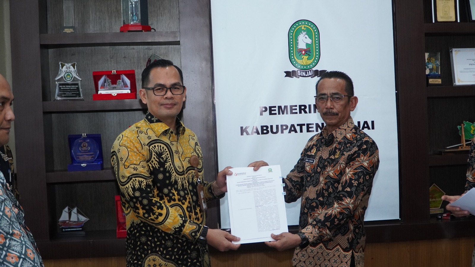 Pemkab Sinjai Hibahkan Aset untuk Kantor Baru Bawaslu Sinjai