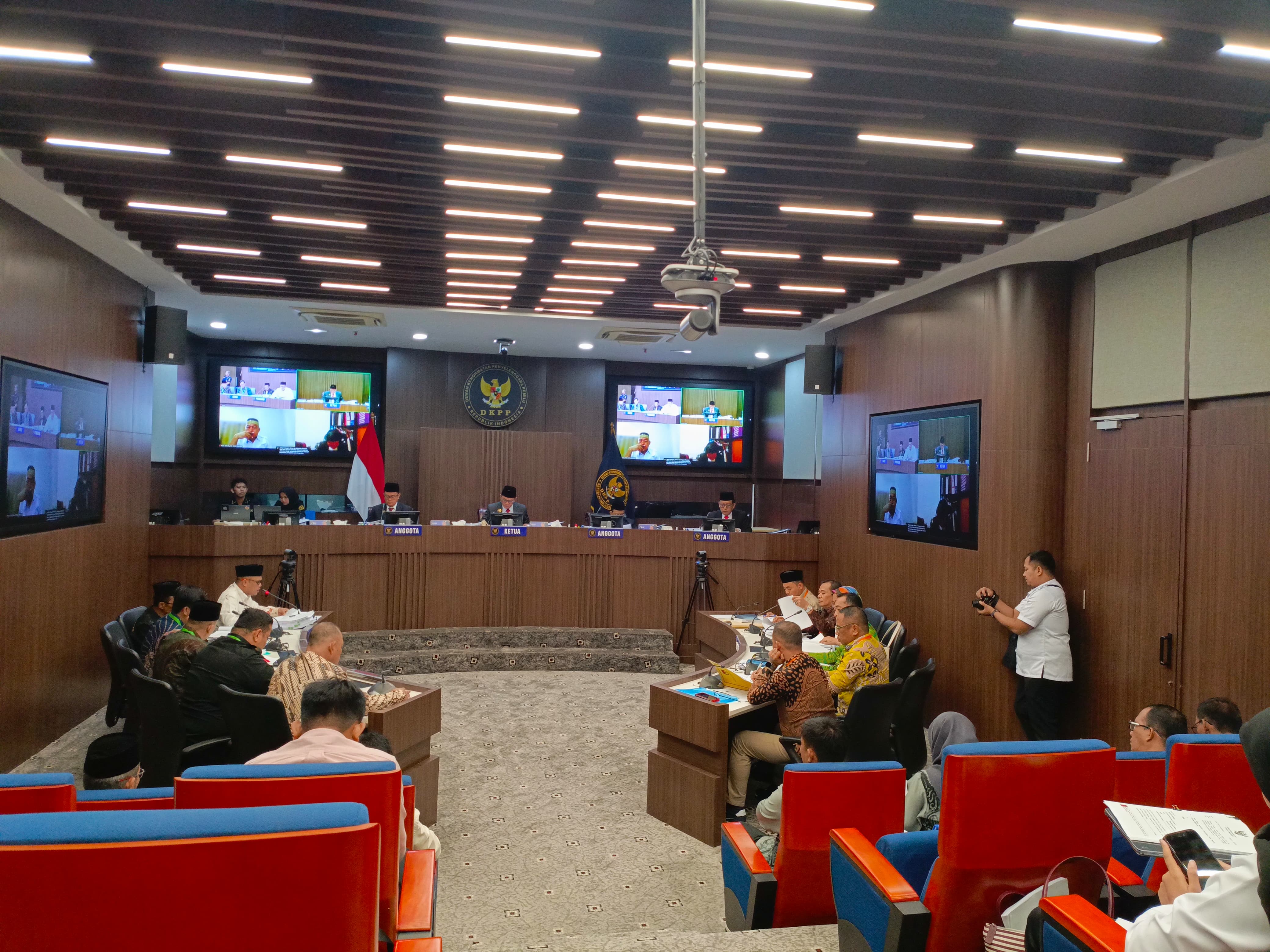 Bawaslu Sulsel Berikan Keterangan dalam Sidang Kode Etik DKPP Terkait Dugaan Ketidakprofesionalan Penyelenggara Pemilu