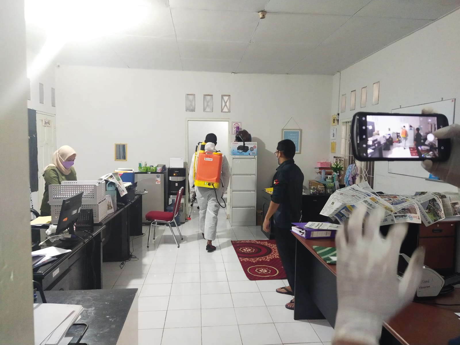 Upaya Pencegahan COVID, Bawaslu Sulsel Semprot Cairan Disinfektan ke Seluruh Ruangan