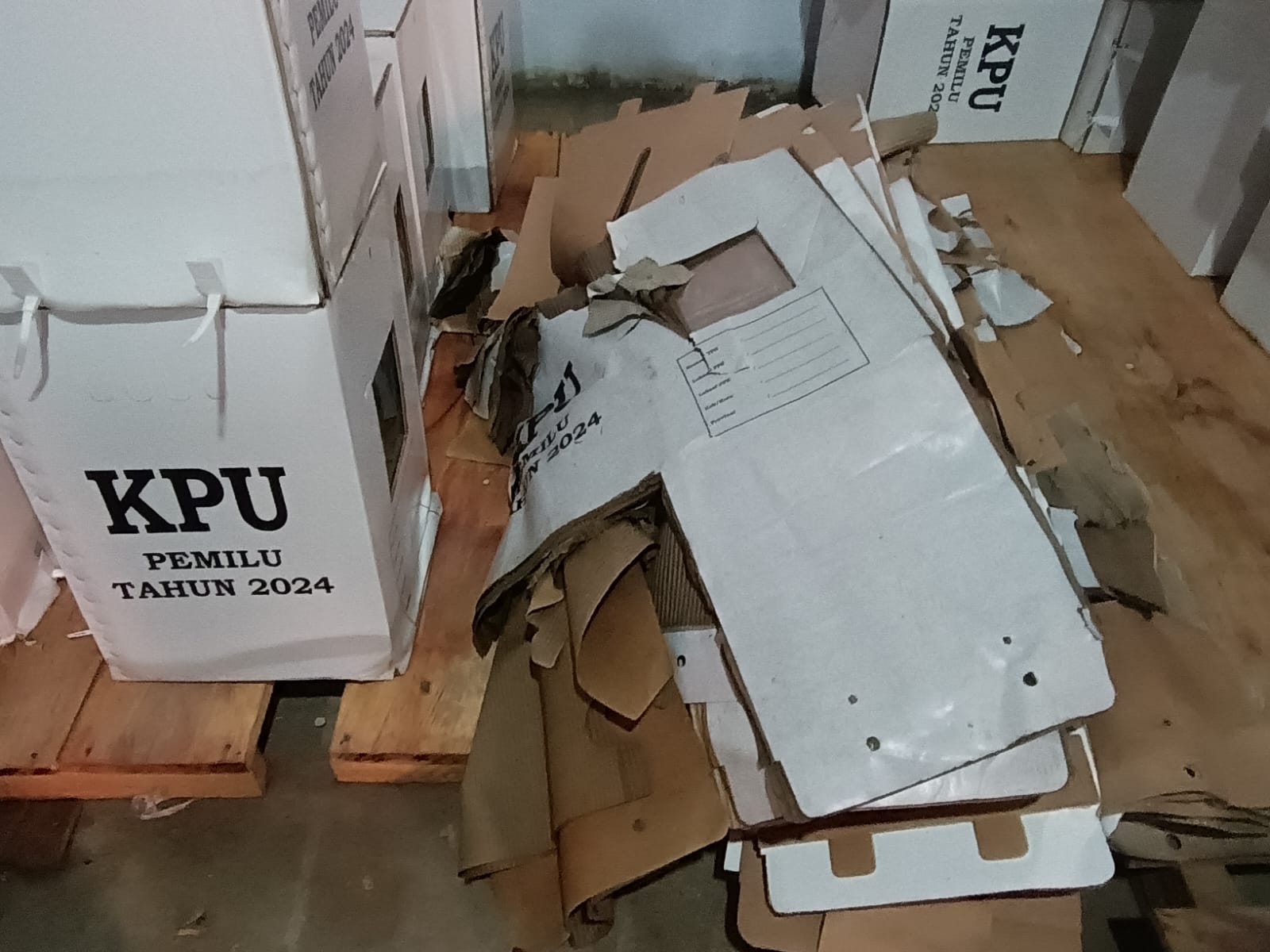 Ratusan Kotak Suara Pemilu 2024 di Selayar Rusak Karena Basah