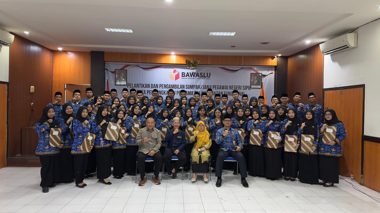 Foto bersama pelantikan PNS