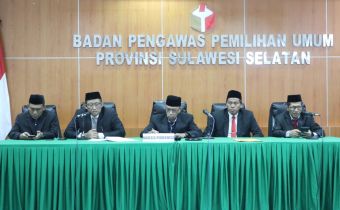 Bawaslu Sulsel Bacakan Putusan Mediasi Tiga Bakal Calon DPD, KPU Sepakat Beri Kesempatan