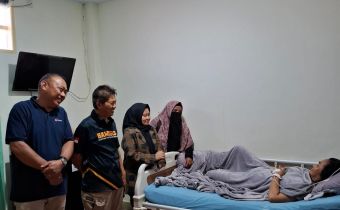 Anggota Bawaslu Sulsel Jenguk Pengawas TPS Korban Kecelakaan Saat PSU di Palopo