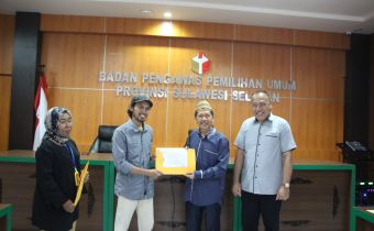 Bawaslu Serahkan Sertifikat Akreditasi Pemantau Pemilu 2024