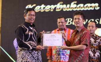 Bawaslu Sulsel Raih Penghargaaan Lembaga Publik Informatif