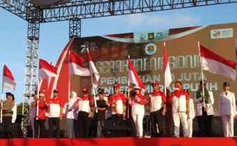 Bawaslu Sulsel Hadiri Gerakan Nasional Pembagian 10 Juta Bendera Merah Putih di Bira