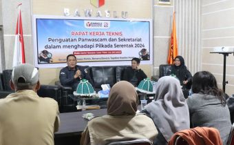 Samsuar Saleh Beri Penguatan Kelembagaan kepada Panwascam di Luwu Timur