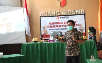 Azry Yusuf Paparkan Penyusunan Draft SOP Penanganan Pelanggaran di Bawaslu Sidrap