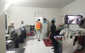 Upaya Pencegahan COVID, Bawaslu Sulsel Semprot Cairan Disinfektan ke Seluruh Ruangan