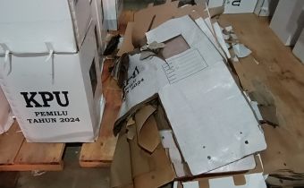 Ratusan Kotak Suara Pemilu 2024 di Selayar Rusak Karena Basah