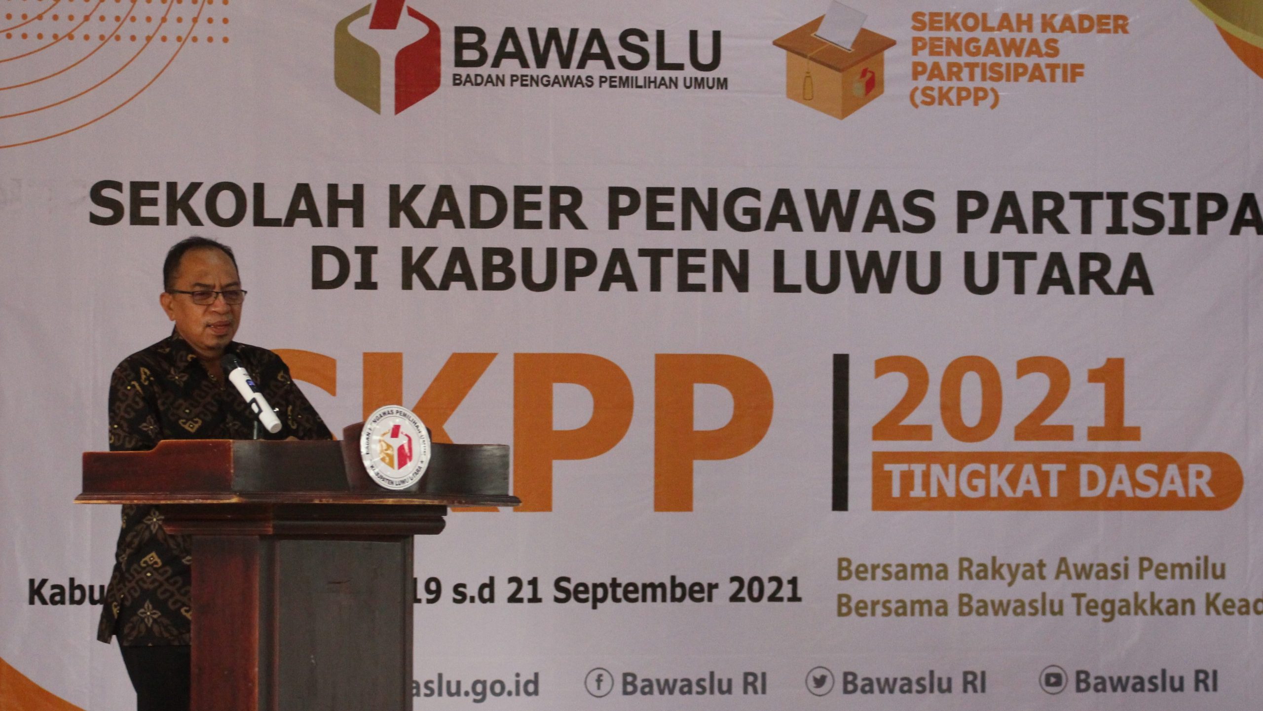 Ketua Bawaslu Sulsel HL Arumahi saat memberikan sambutan pada pembukaan SKPP Bawaslu Wilayah IV di Masamba, Kabupaten Luwu Utara, Minggu (19/9/2021)